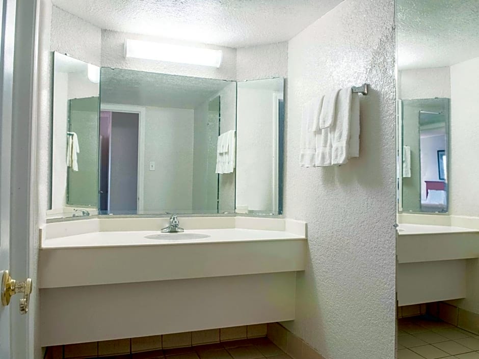 La Quinta Inn by Wyndham New Orleans Veterans / Metairie