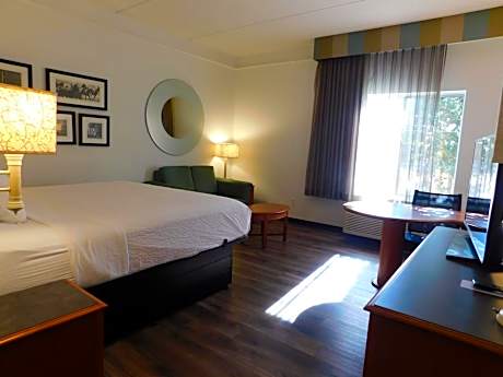 Superior King Room with Bath Tub with Grab Bars - Mobility/Hearing Accessible - Non-Smoking