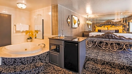 Suite-1 King Bed - Non-Smoking, Oversized Spa, Microwave And Refrigerator, Wi-Fi, Walk In Shower, Full Breakfast