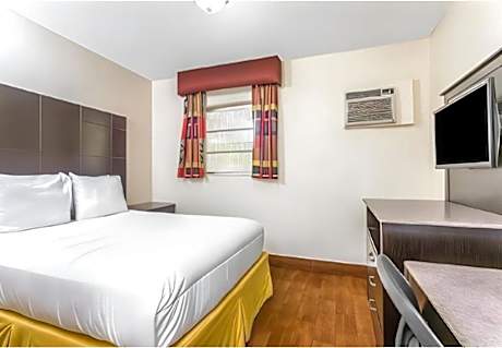 1 Queen Bed Suite Nonsmoking