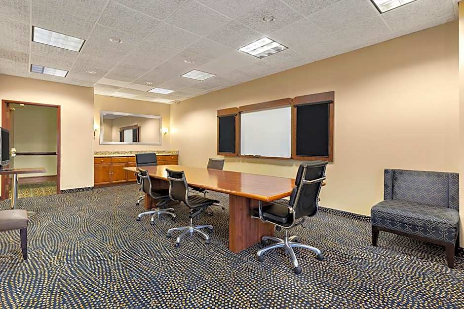 Hotel RL Cleveland Airport West