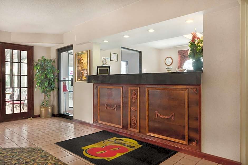 Super 8 by Wyndham Lancaster