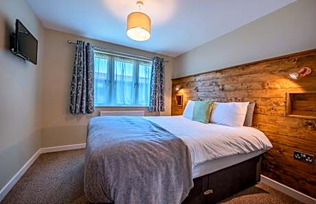 Two-Bedroom Lakeside Lodge with Hot Tub