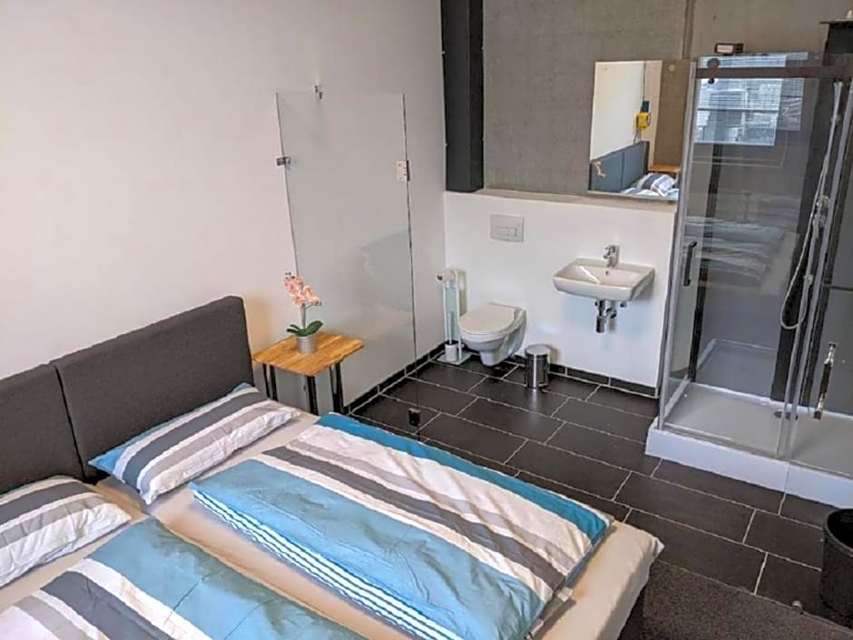 BUSINESS-MOTEL free WiFi & massage, air-con, XXL-Parking