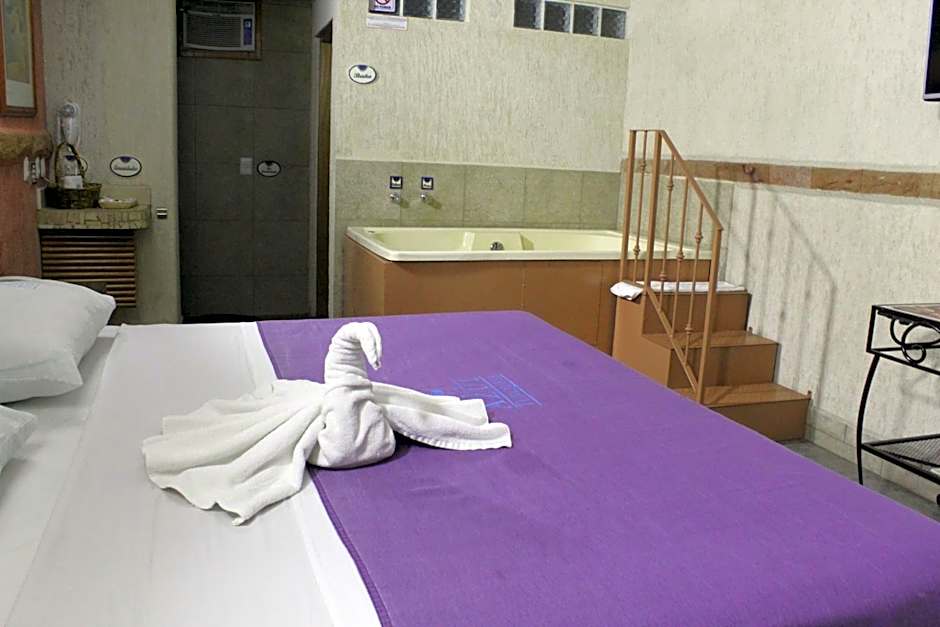 1 King Bed, Jetted Tub — 26 fotoğraftan 1. fotoğraf