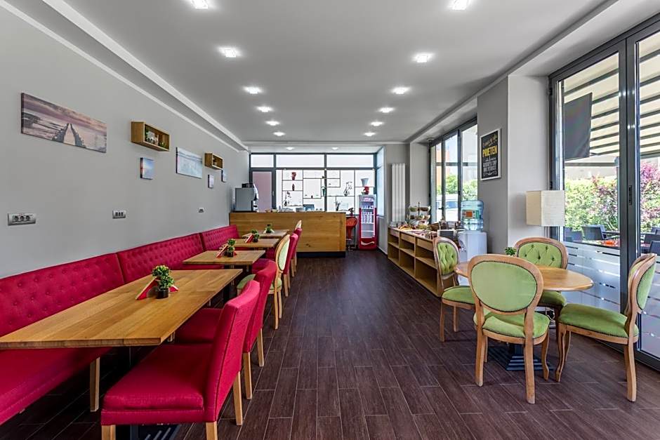 Tomis Garden Apartments Mamaia