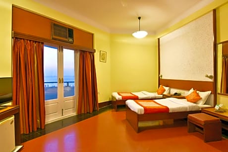 Queen’s Necklace Suite