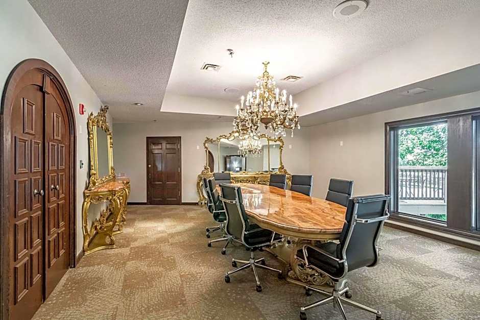 Riverview Inn & Suites, Ascend Hotel Collection