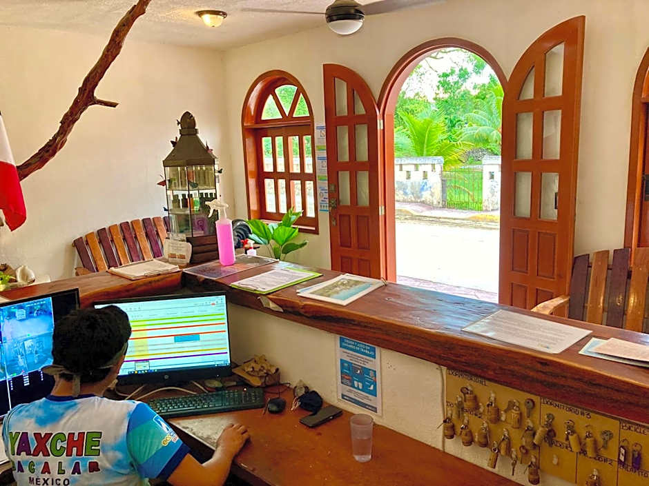 Yaxche Centro Hostal y Camping