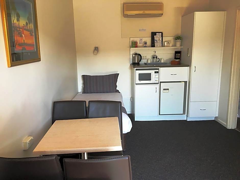 Nicholas Royal Motel - No Pets Allowed