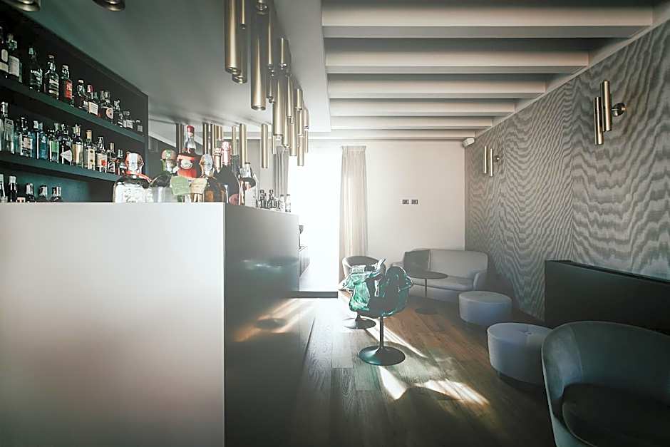 Bacã Suites, Restaurant & Bar