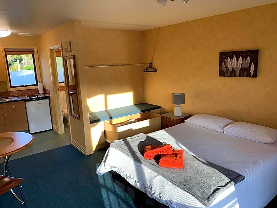Red Tussock Motel