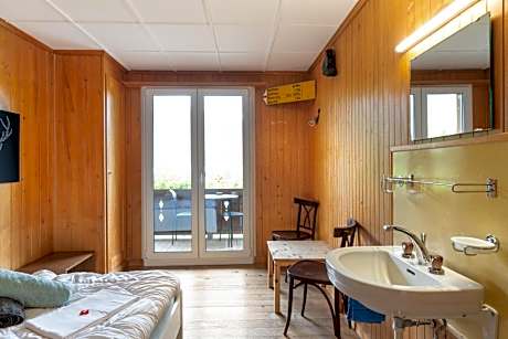 Double Room with Shared Bathroom and Lake View