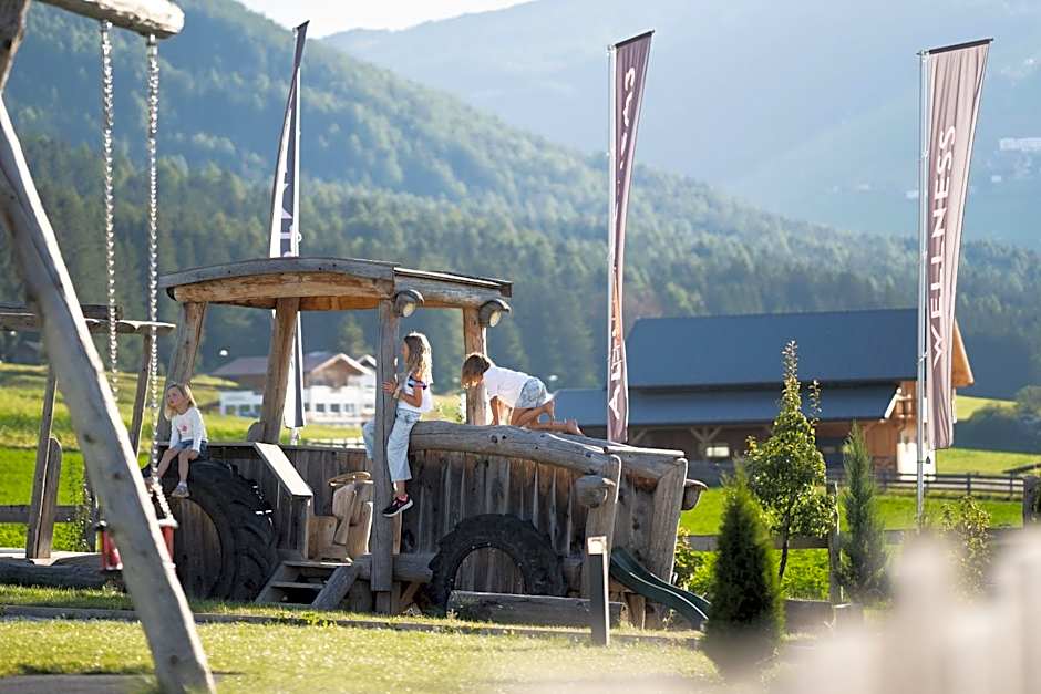 Aparthotel Familiaris - Family Apartments - Pools & Spa in Dolomites