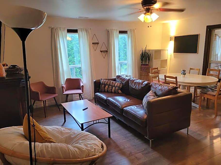 Cozy Farmhouse 10 Minutes From The Beach!