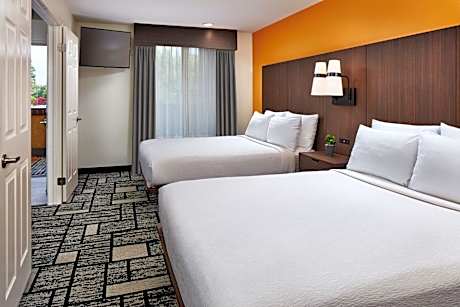 One-Bedroom Queen Suite with Bath Tub and Wet Bar - Mobility Accessible