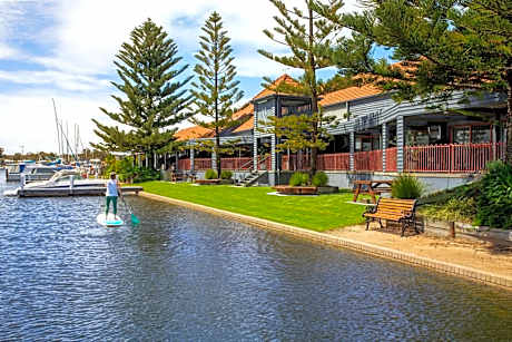 Mariners Cove Waterfront Motel and Apartments