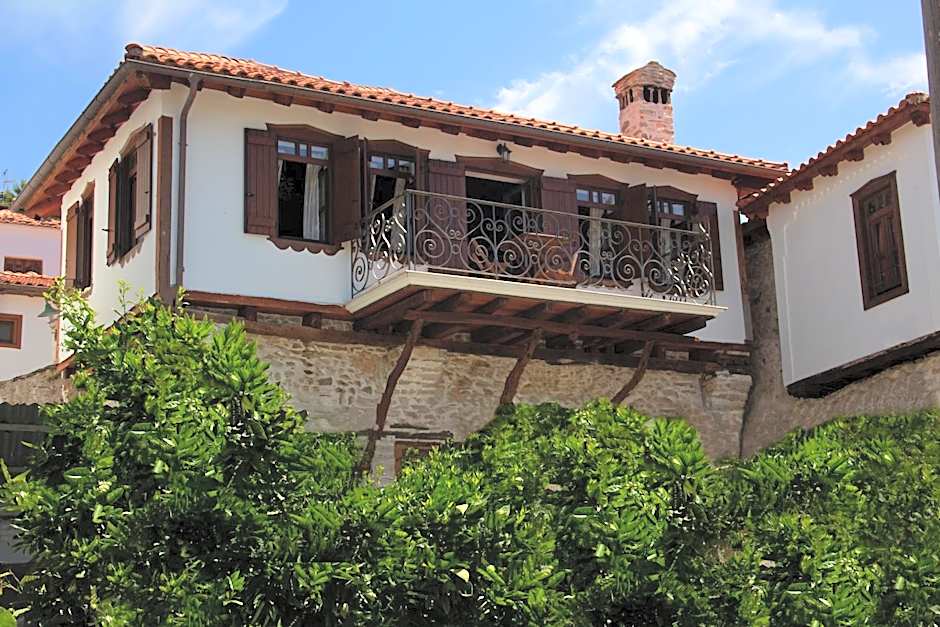 Annousa's House & Studios