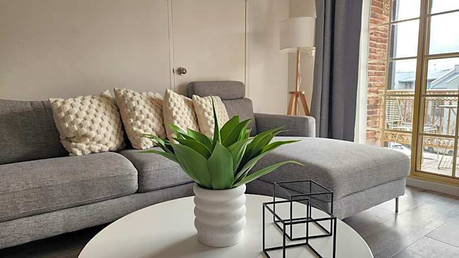 Contemporary 2BR Apt w Free Parking - Hosted by Canstay