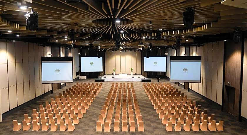 Lee Gardens Plaza Hotel (SHA Extra Plus)