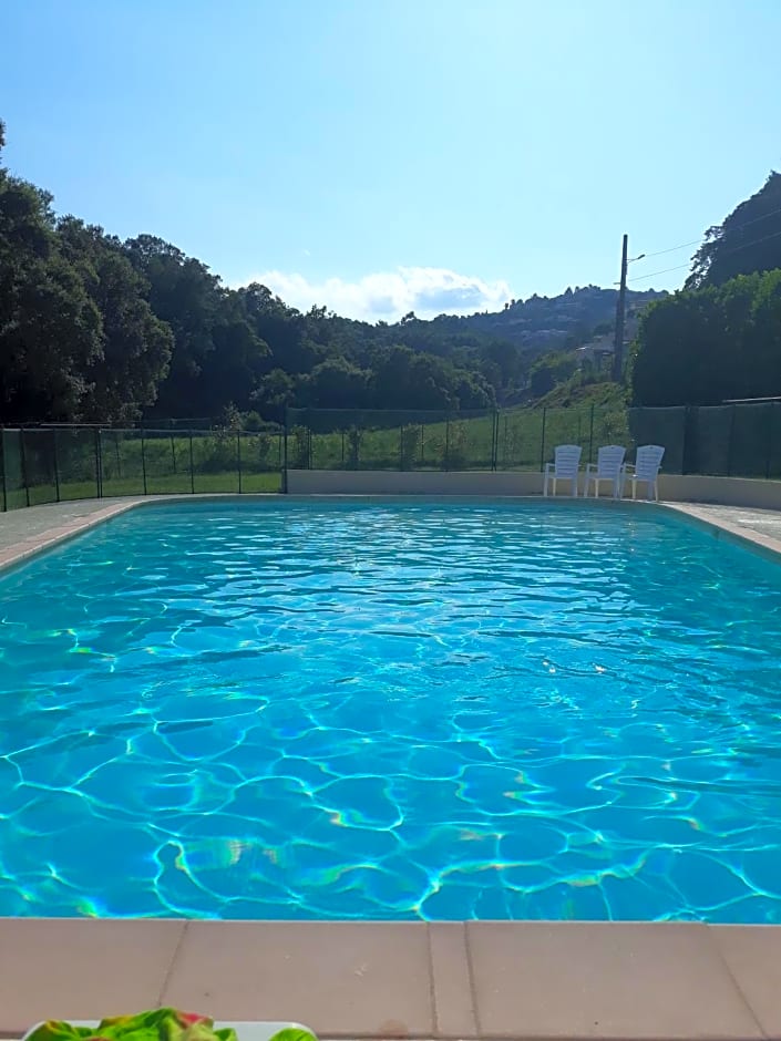 Dans UN JARDIN BB et JACUZZI