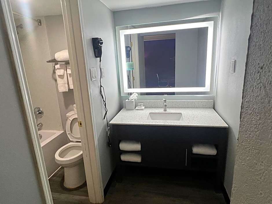 La Quinta Inn & Suites by Wyndham Mid-City