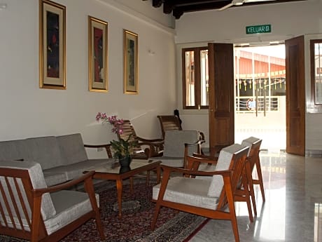 Heeren Straits Hotel