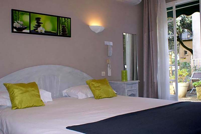 Logis Hotel le Petit Manoir Rest. la Tonnelle
