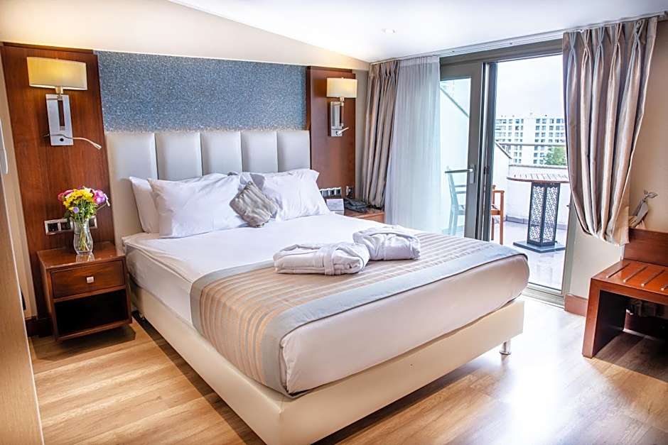 Photo 1 of 6 of 1 Queen Bed, Balcony