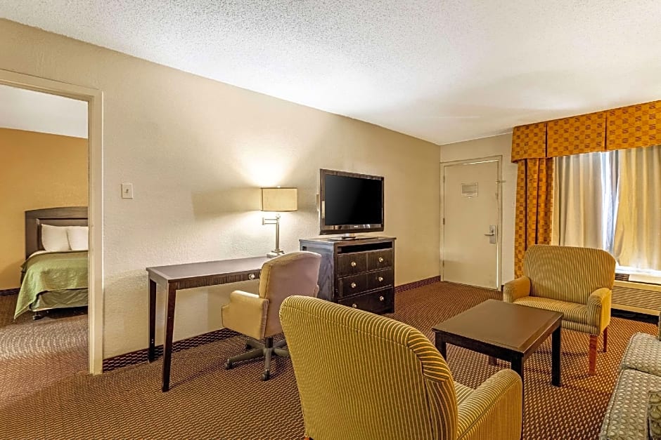 Rodeway Inn & Suites