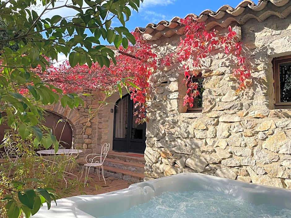 L Amourier chambres charme et confort avec Jacuzzi ou baignoire XXL