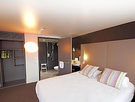Family Room (1 Double Bed + 1 extra bed for children)