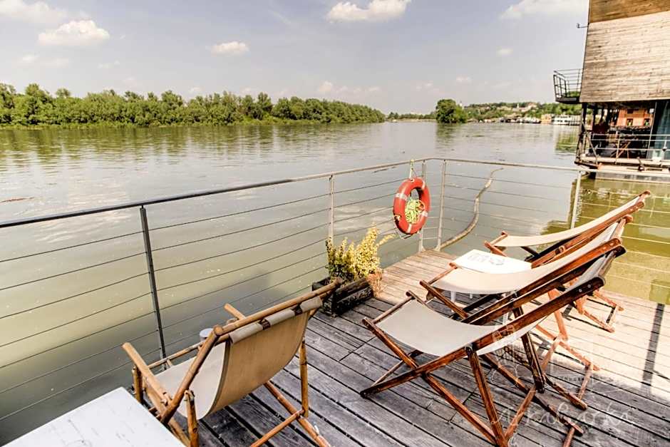 ArkaBarka Floating Hostel