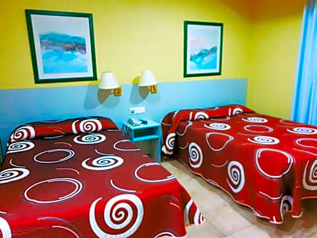 Family Room (2 Adults + 2 Children)