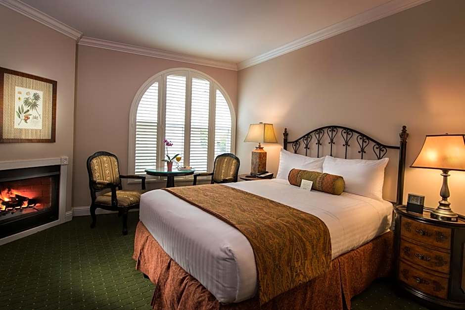 Photo 1 of 3 of Deluxe 1 Queen Bed