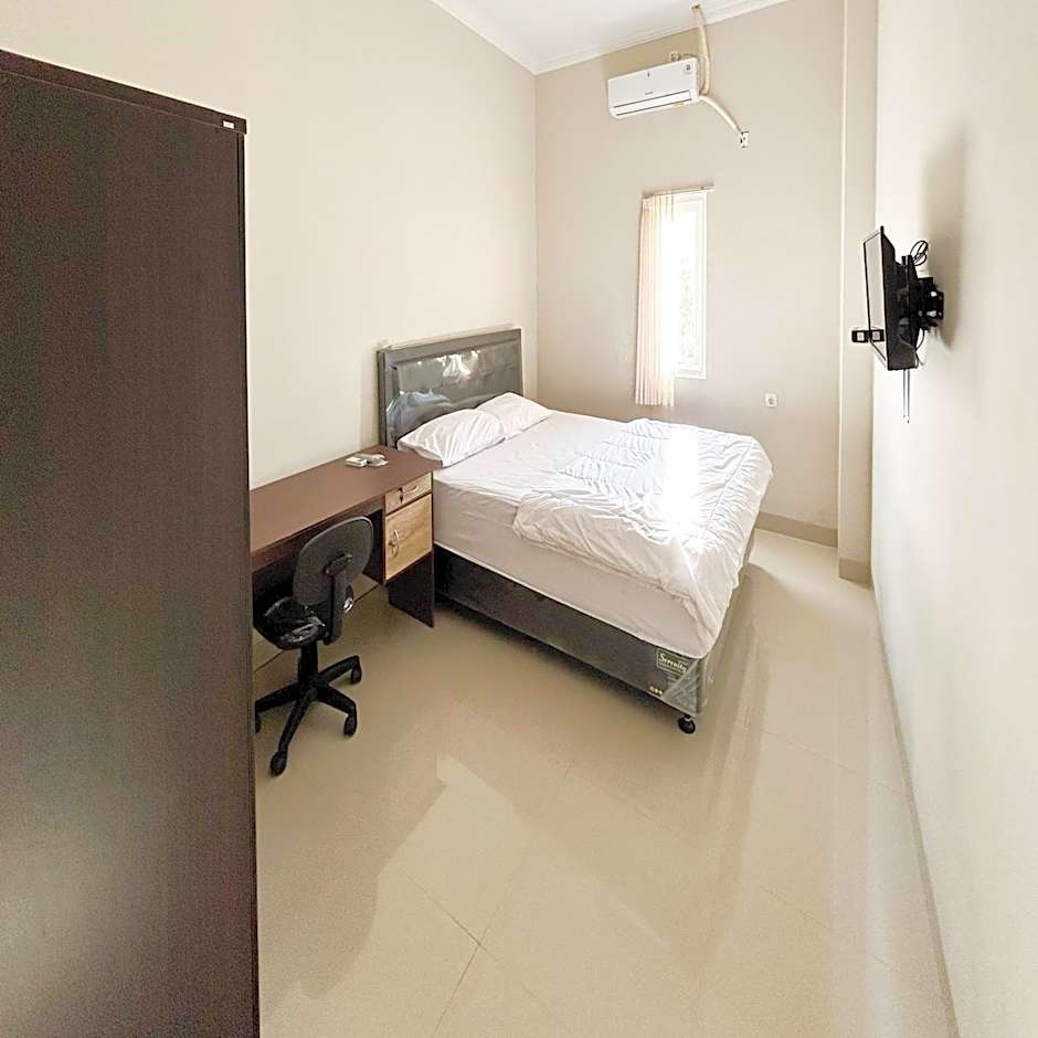 Queen Belt Mitra Reddoorz