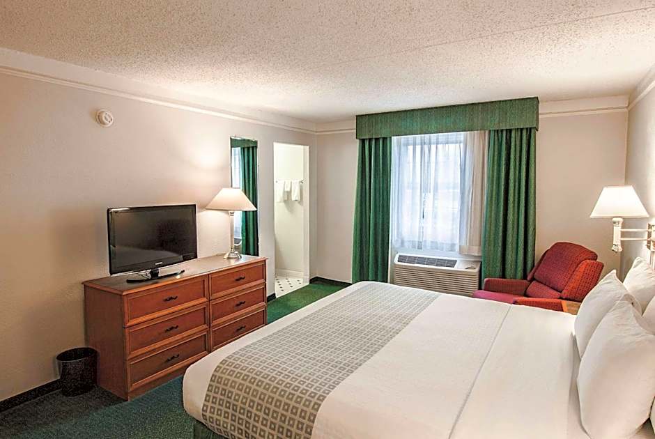 La Quinta Inn & Suites by Wyndham Indianapolis Airport Lynhurst