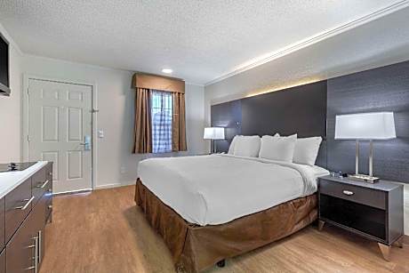 1 King Bed, Efficiency, Nonsmoking