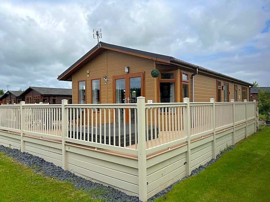 Kingfisher Lodge with Hot Tub