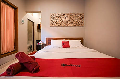 RedDoorz near Mertasari Beach 2