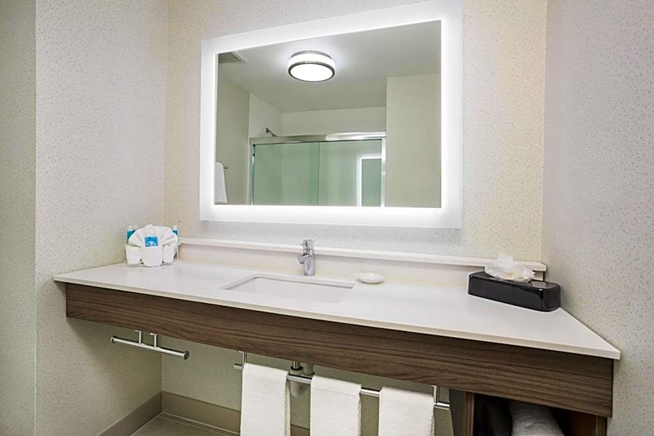Holiday Inn Express Kansas City - at the Legends By IHG