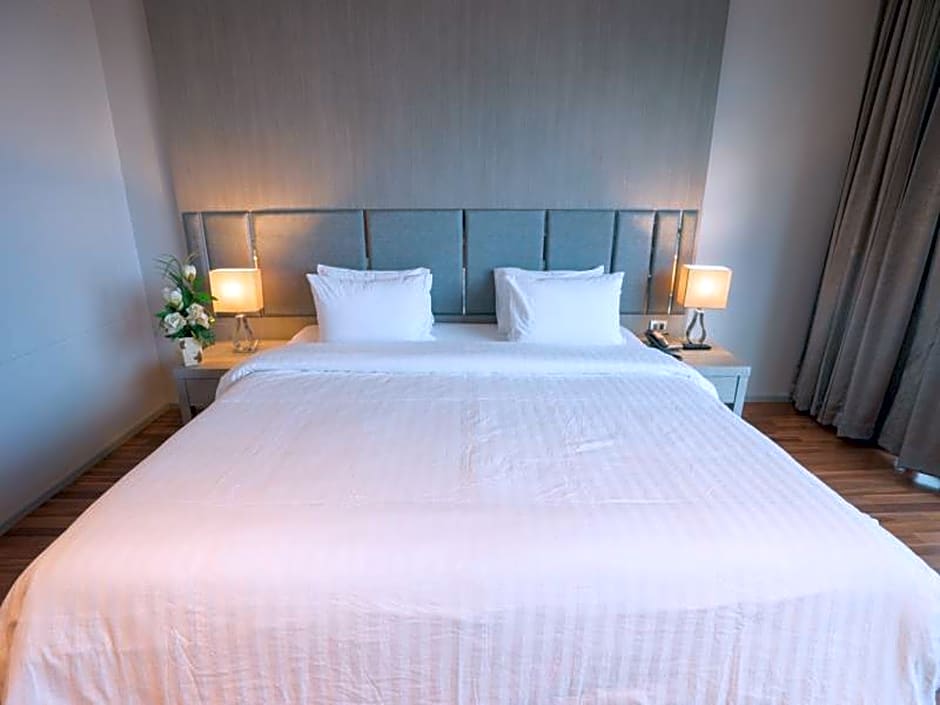 New Season Square Hotel