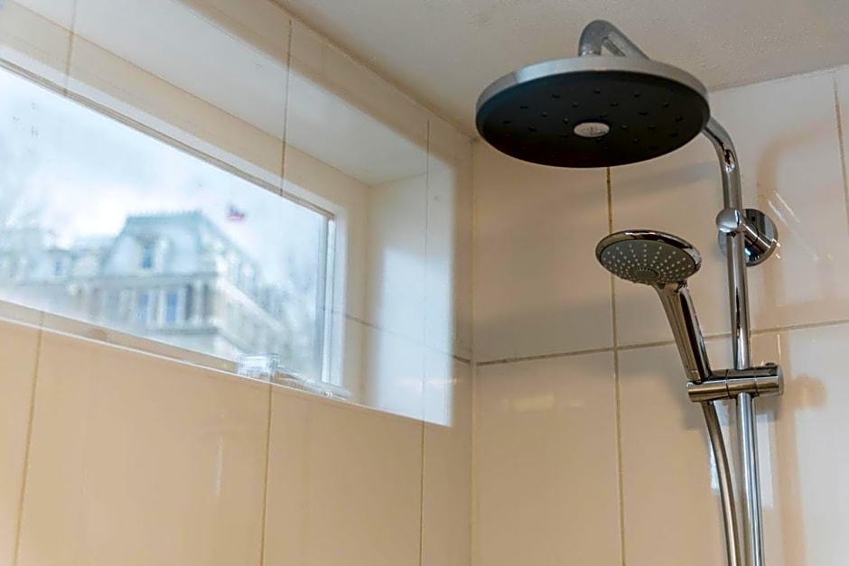 HouseBoat next to AMSTEL