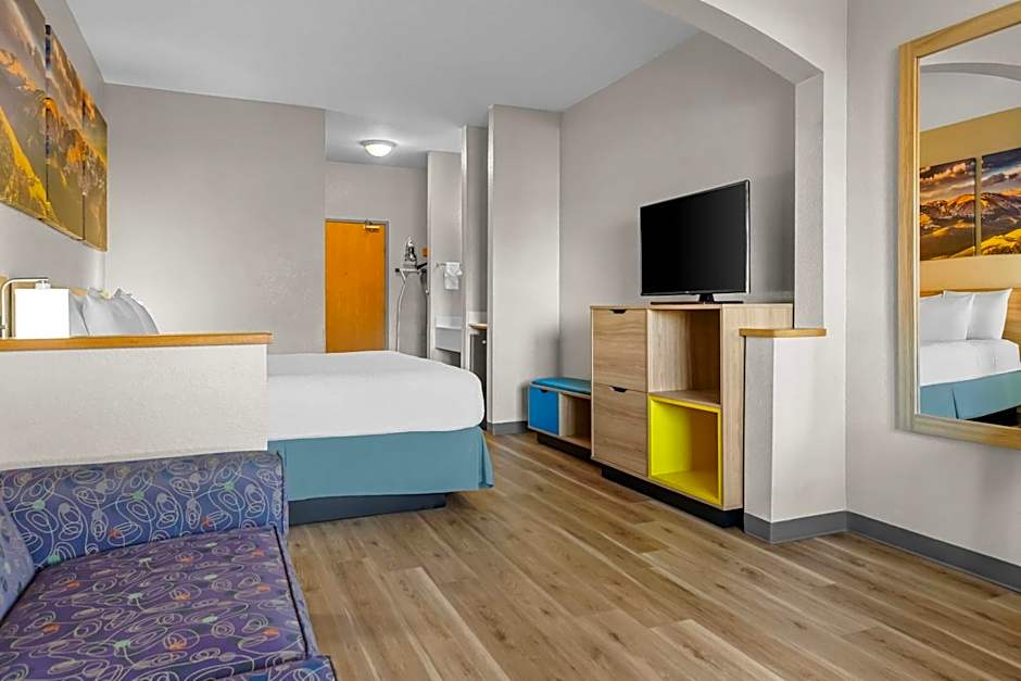 Days Inn & Suites by Wyndham Castle Rock