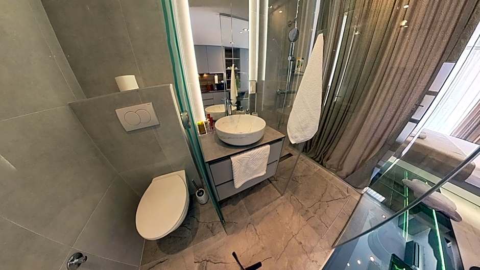 La Luna Petite Suite Deluxe Apartment with Pool & Jacuzzi, Bikes and Covered Parking