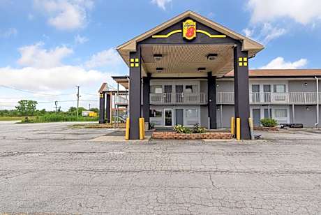 Super 8 by Wyndham Millbury/Toledo