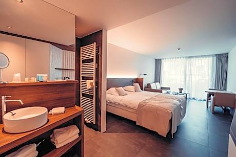 Garden Junior Suite with open shower in the room