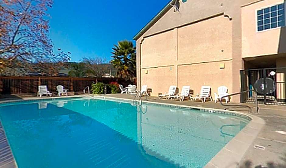 Cloverdale Wine Country Inn and Suites