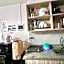 UNO'S Place with Karaoke,Wifi,Netflix and Balcony