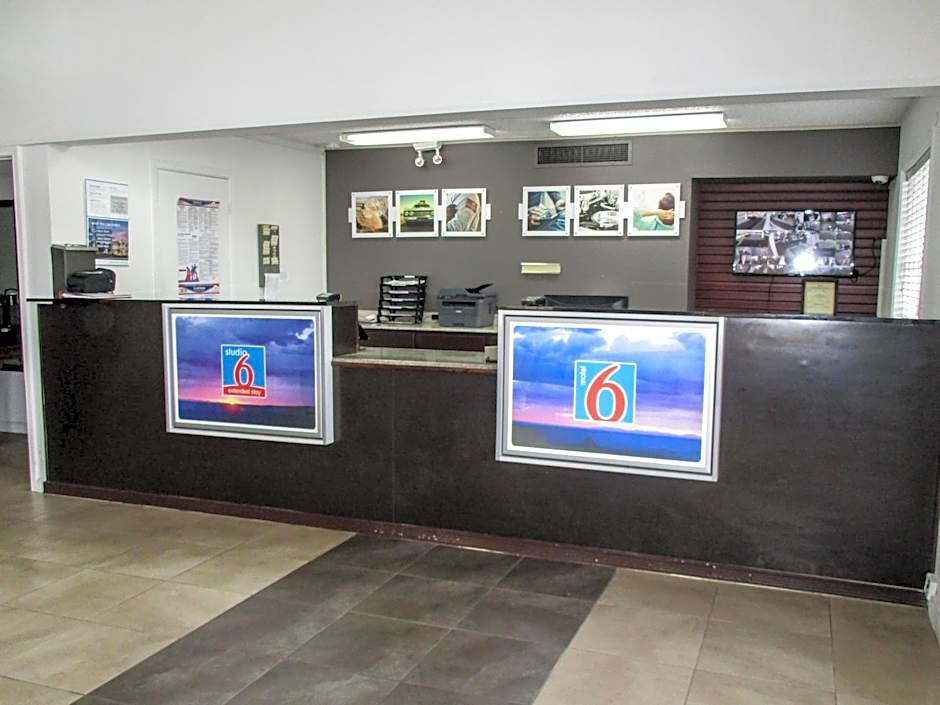 Motel 6 Alexandria - South